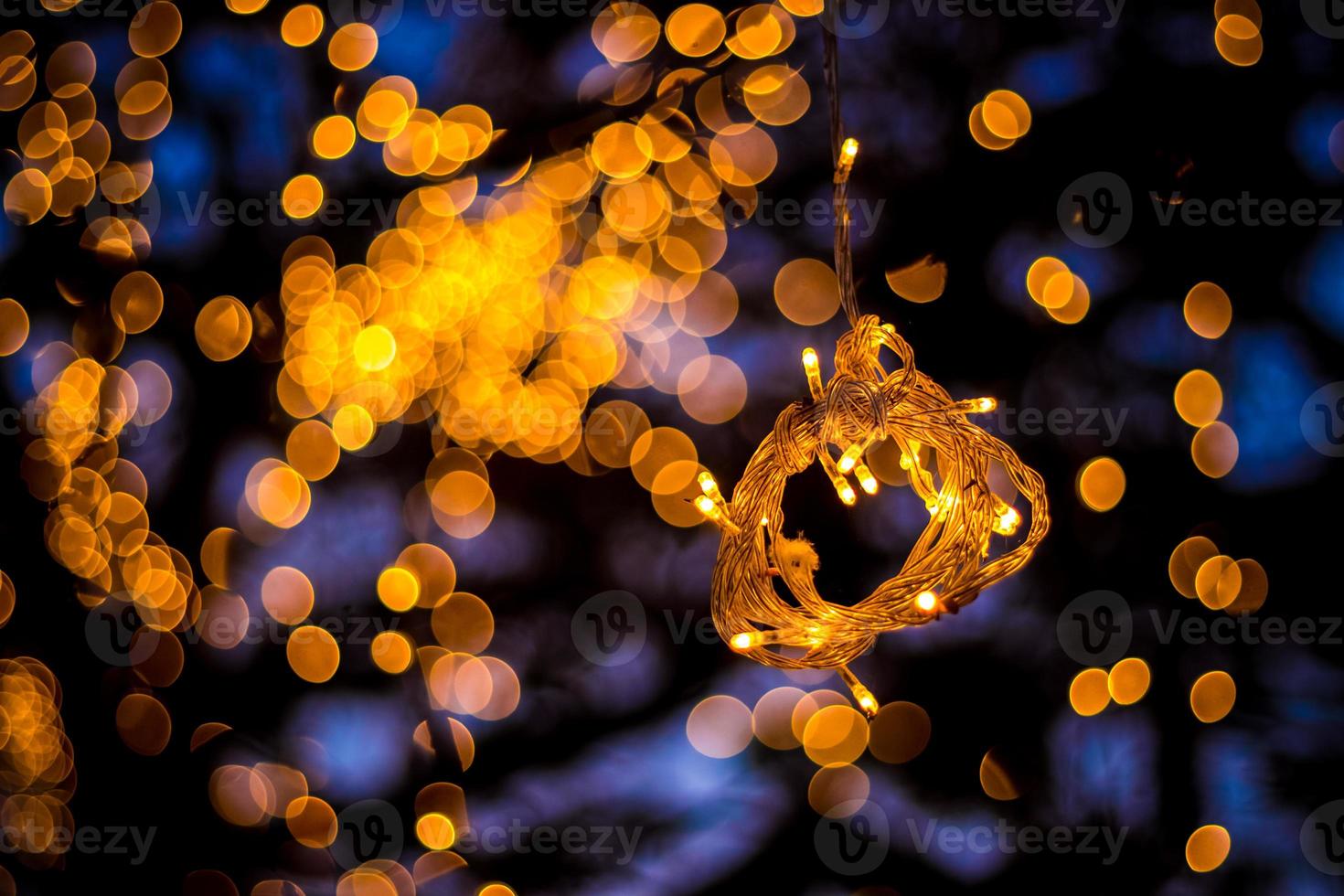 Bokeh árbol luz decoración casa acogedora y la fabulosa fiesta y noche de Navidad los árboles al aire libre han sido decorados con luces amarillas. foto