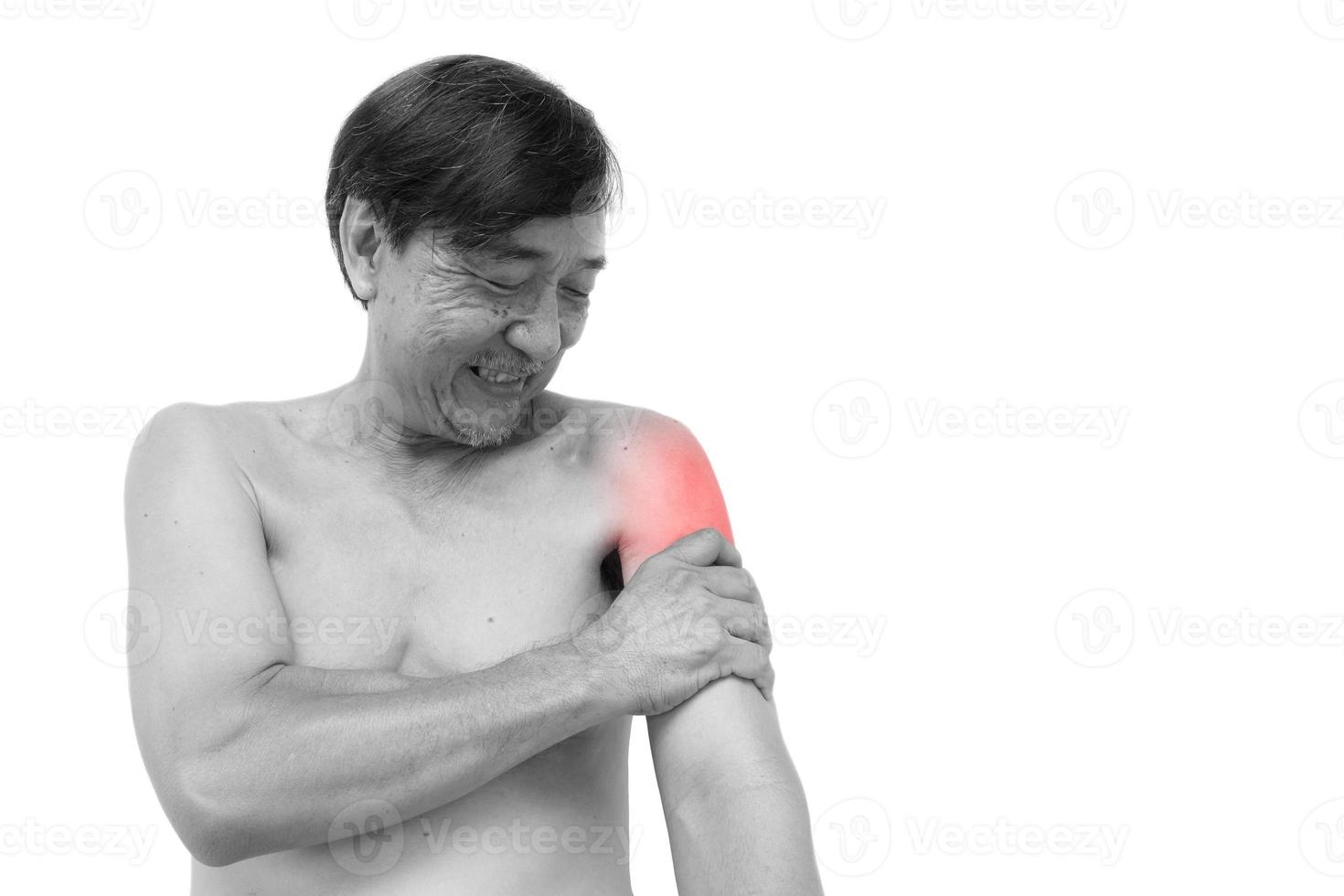 Tensión muscular anciano tailandés agarre su brazo y área en blanco foto
