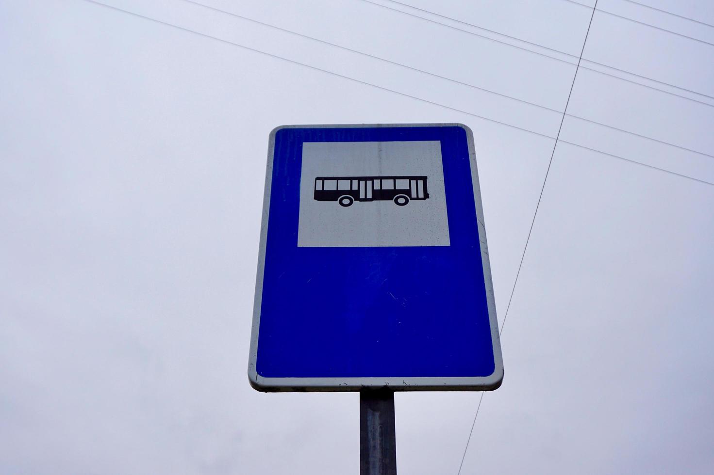 símbolo de la parada de autobús en la carretera foto