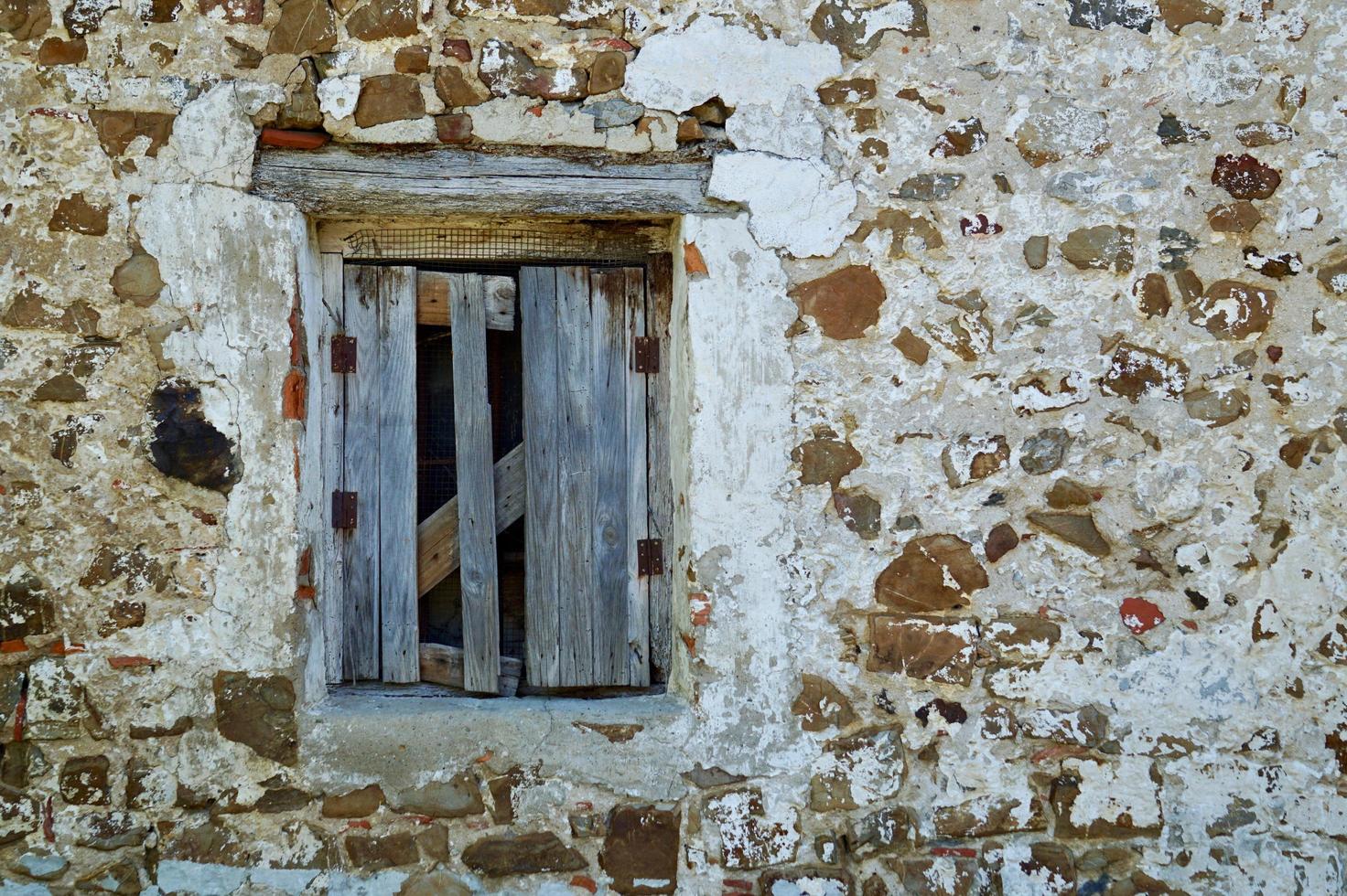 ventana en la antigua fachada de la casa foto