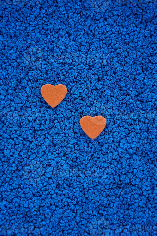 forma de corazones rojos sobre fondo azul foto