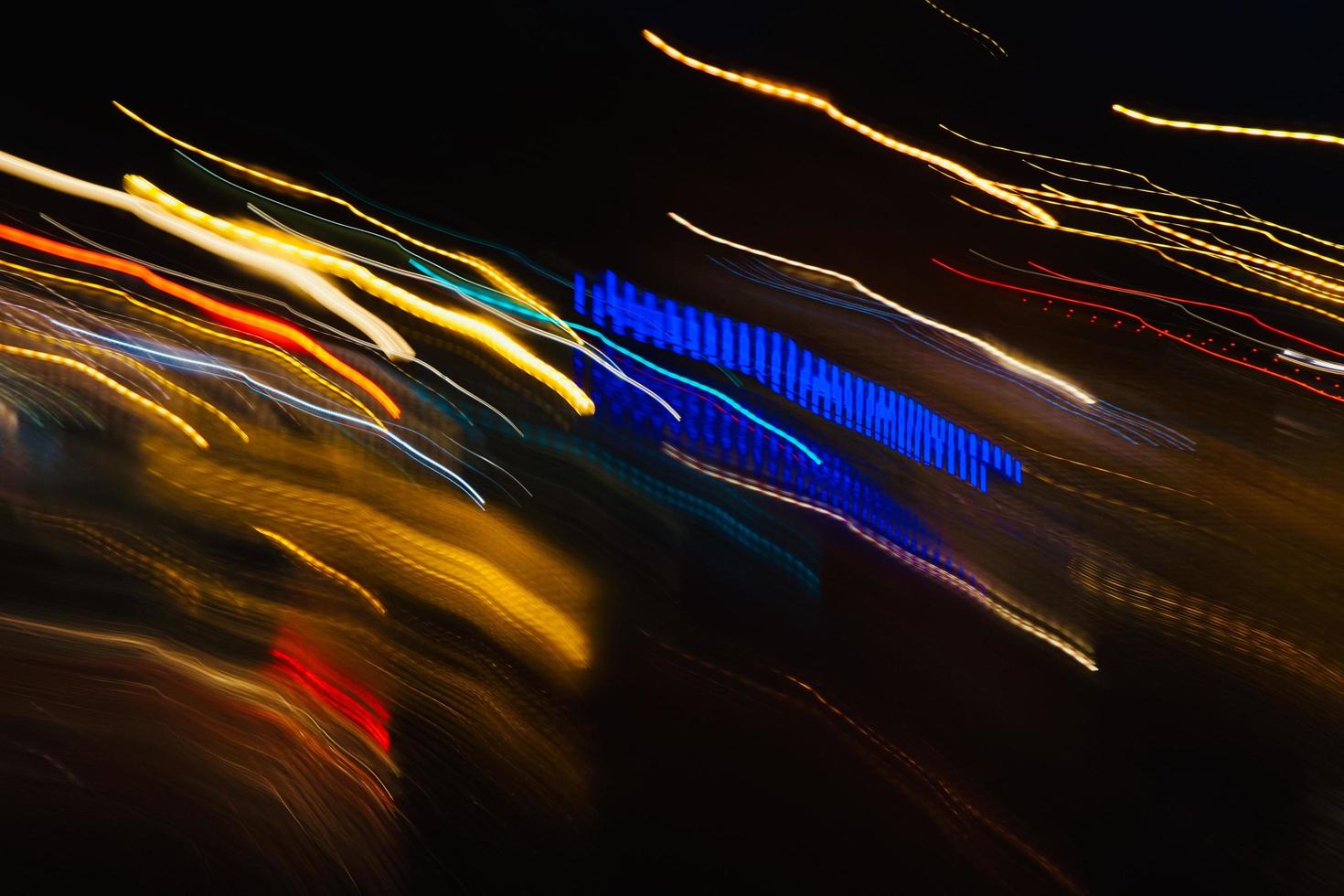 luz desenfocada multicolor en la calle por la noche foto