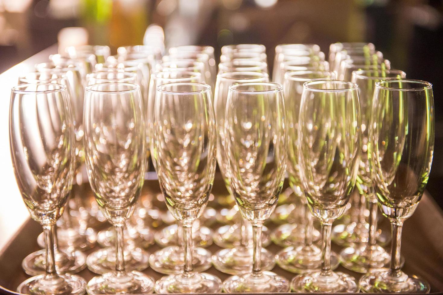 filas de copas de champán en la fiesta de bodas foto