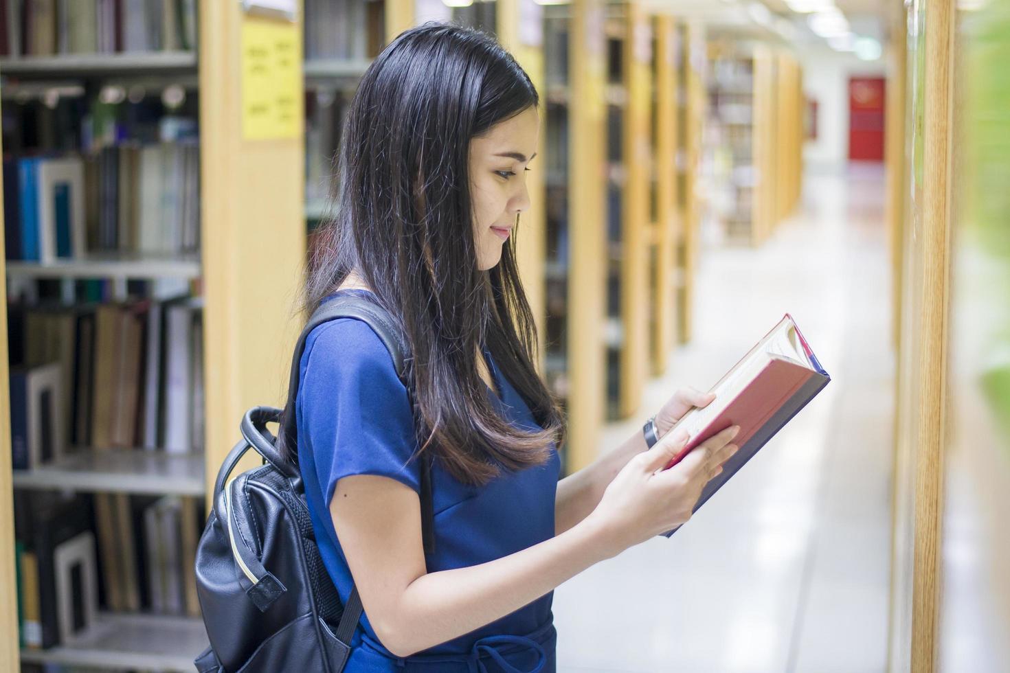 Un retrato de un estudiante universitario asiático en el campus. foto