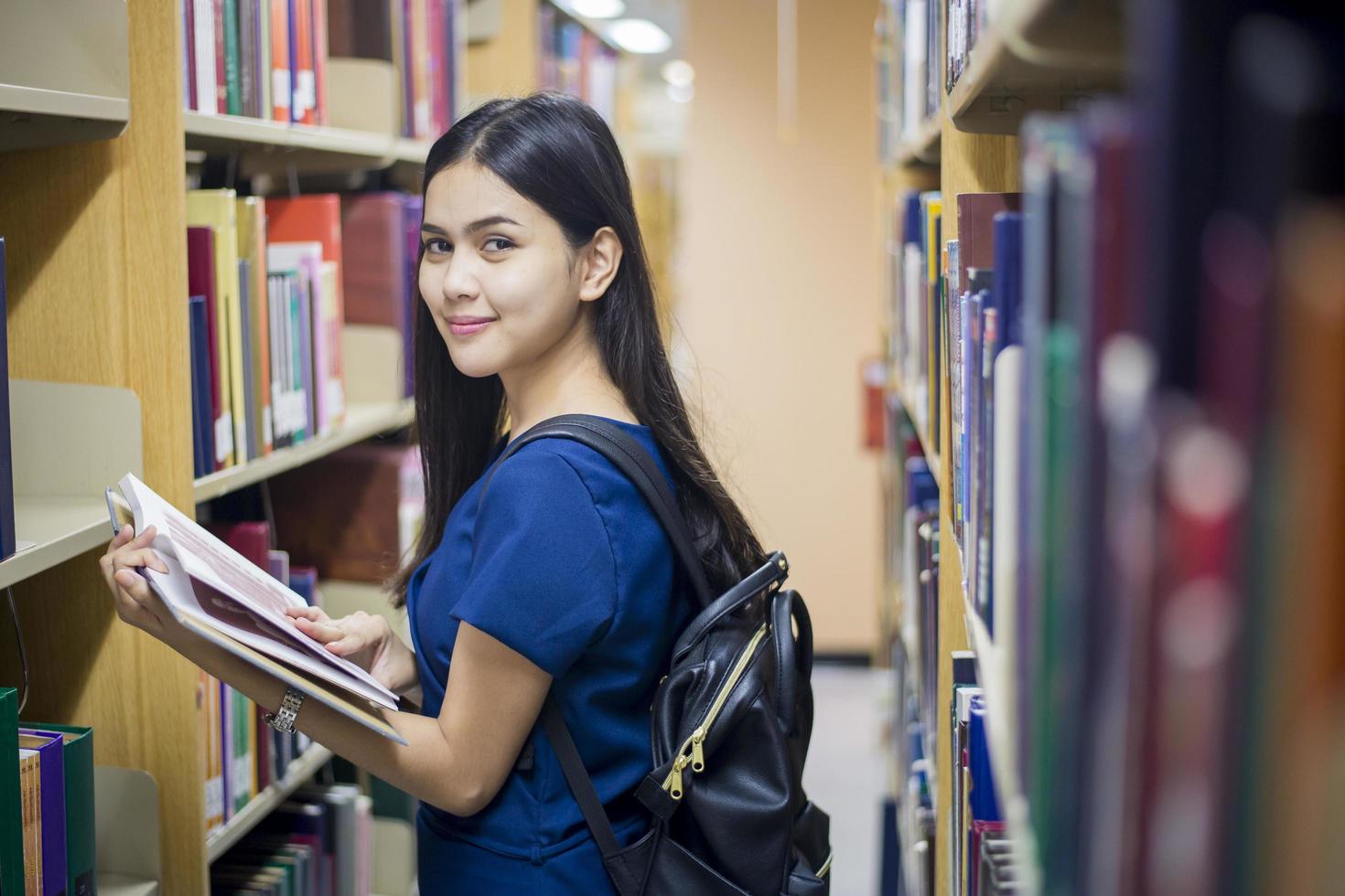 Un retrato de un estudiante universitario asiático en el campus. foto