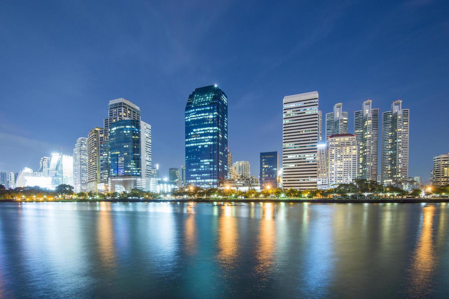 ciudad de bangkok en la noche foto