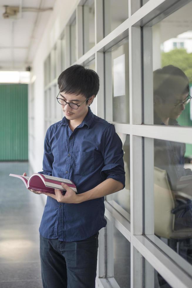 Un retrato de un estudiante universitario asiático en el campus. foto