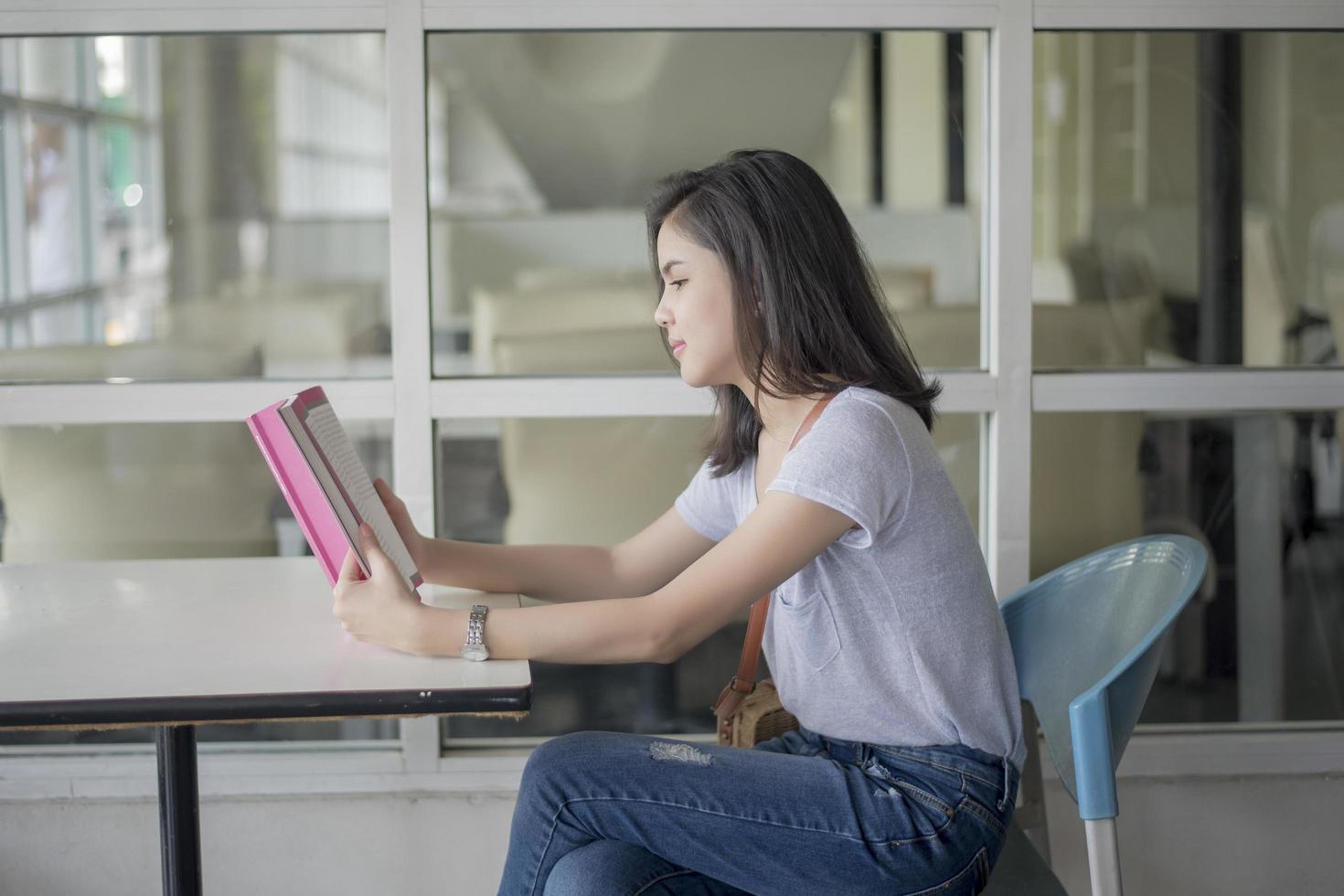 Un retrato de un estudiante universitario asiático en el campus. foto