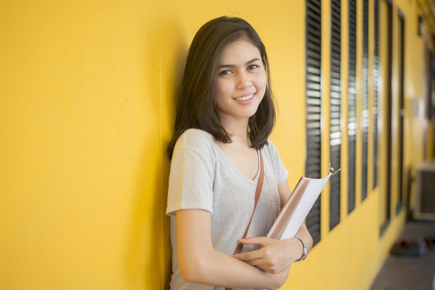 Un retrato de un estudiante universitario asiático en el campus. foto