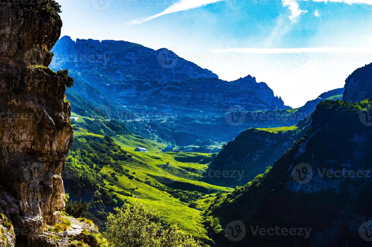 valle debajo del monte carega foto