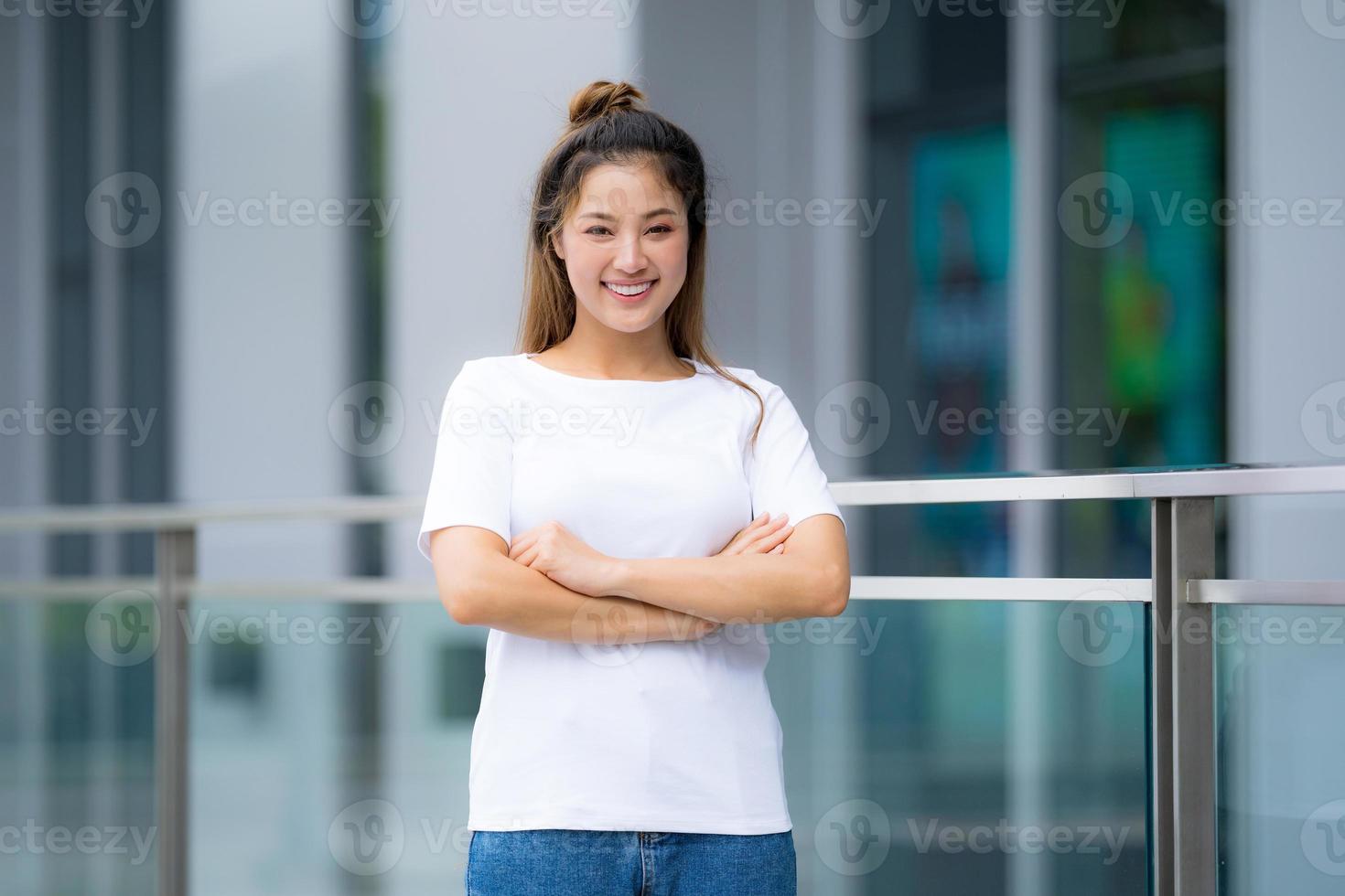 mujer en camiseta blanca y jeans azules foto