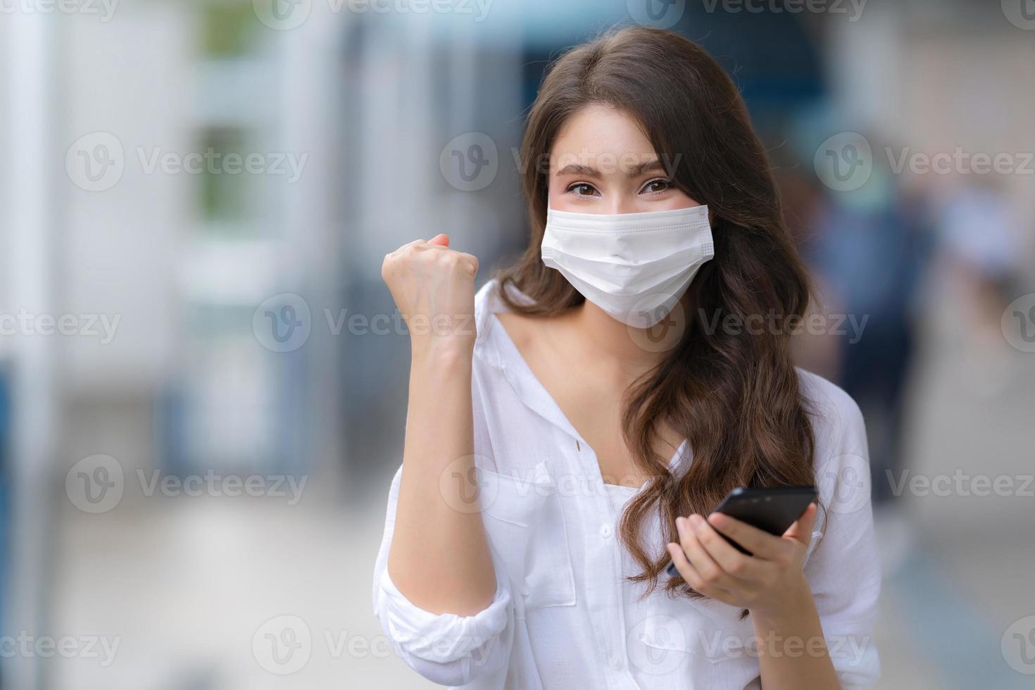 retrato, de, mujer joven, con, cara sonriente, llevando, máscara facial, protector foto