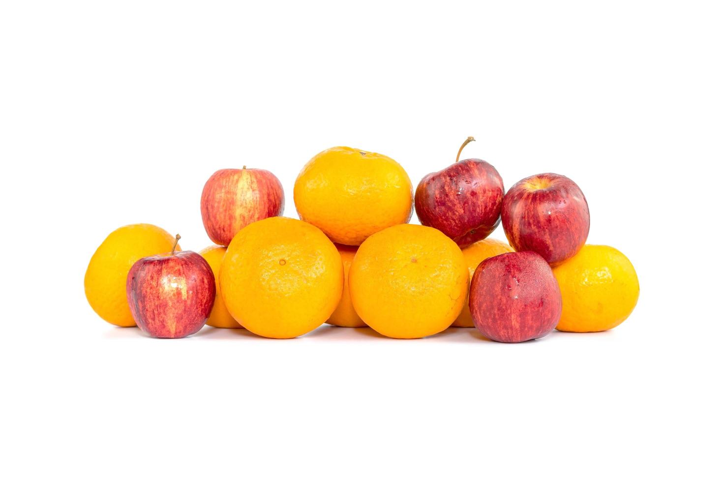 Grupo de naranjas, frutas y manzanas aislado sobre fondo blanco. foto