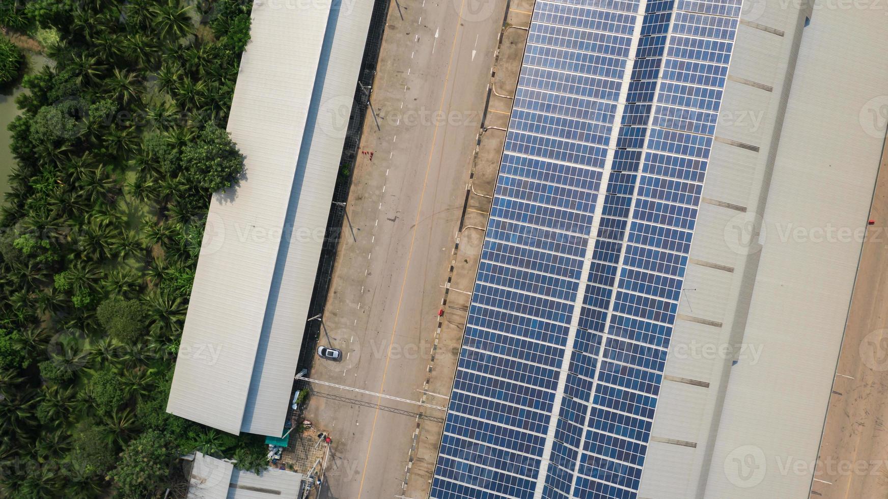 Vista aérea superior de las células solares en el techo. foto