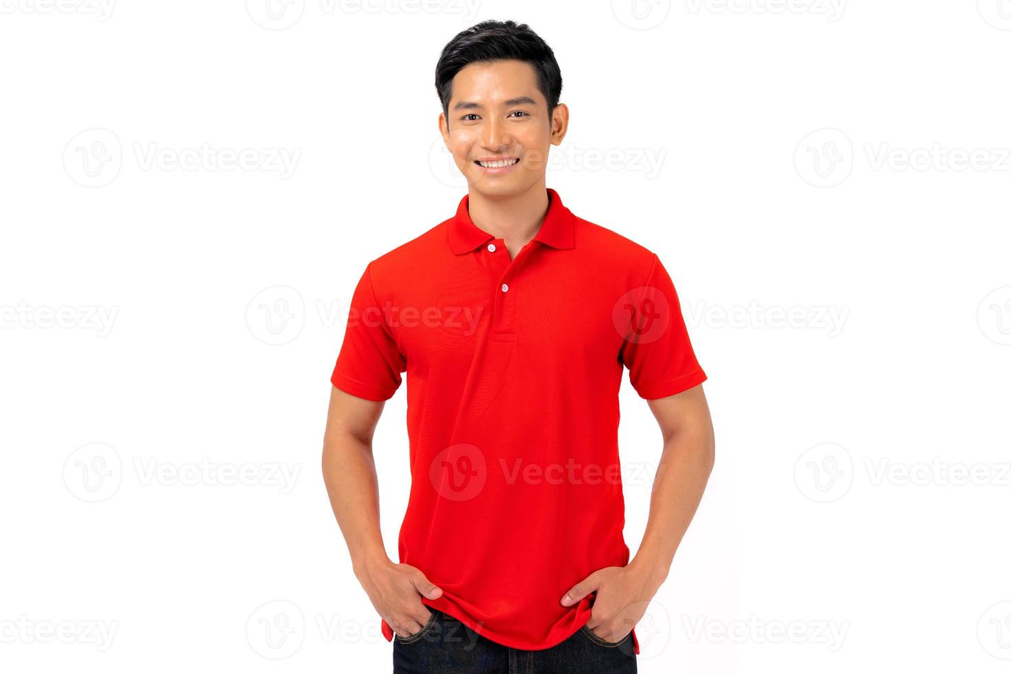 Diseño de camiseta joven en camisa roja sobre fondo blanco. foto