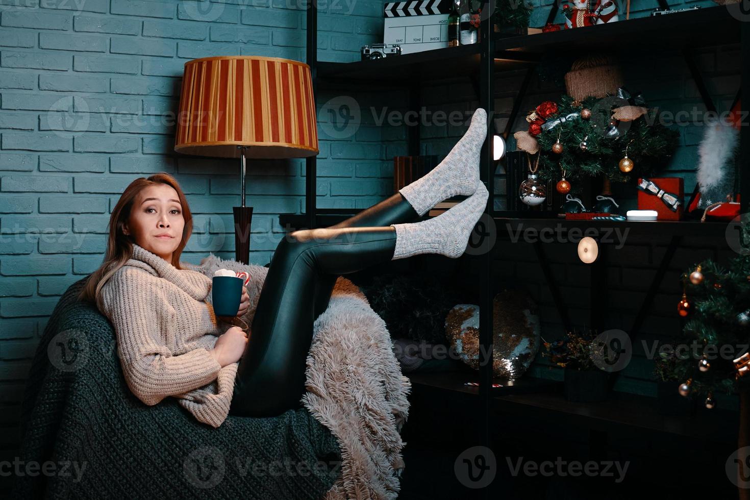 mujer, con, taza de cacao, se sentar sobre una silla foto