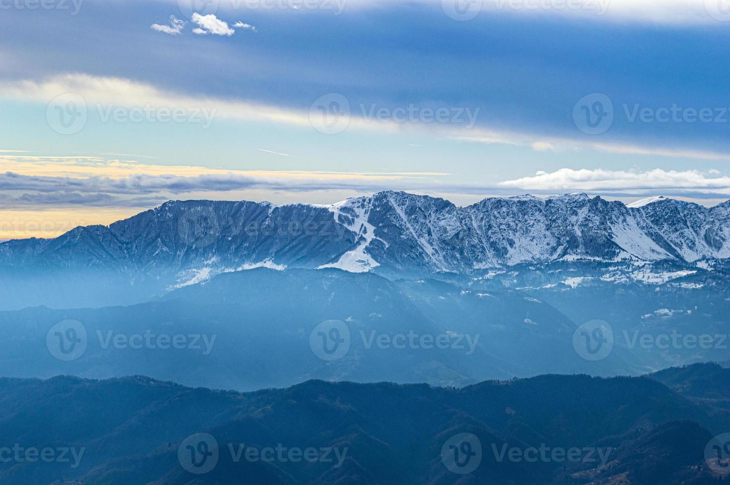 montañas azules y nubes foto