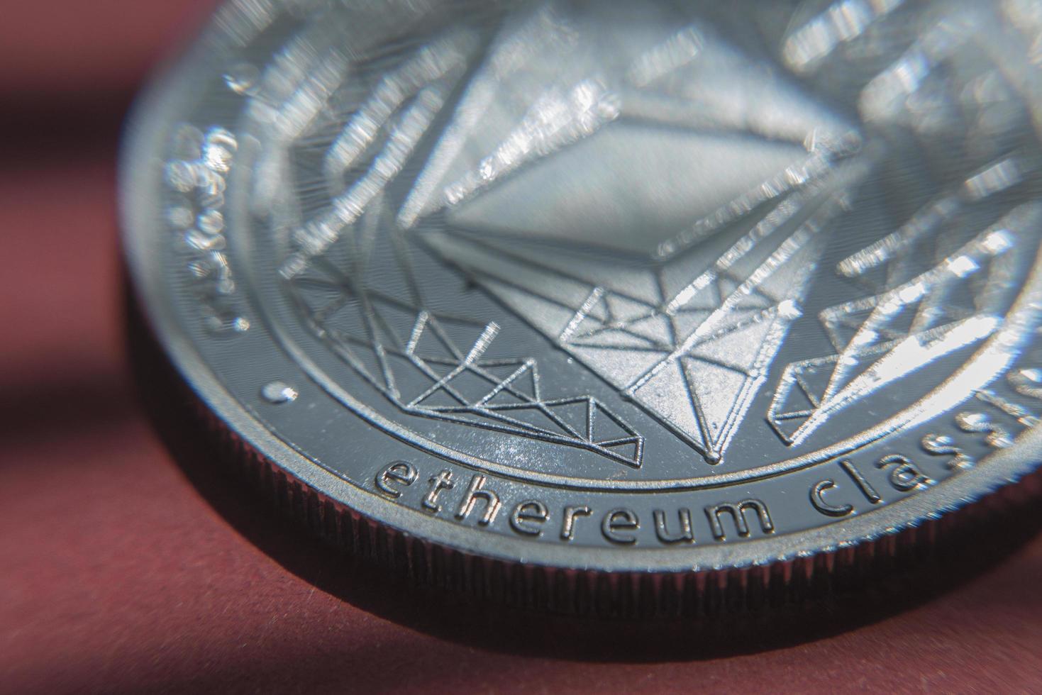 Ethereum moneda criptográfica ethereum moneda ethereum sobre fondo rojo. foto