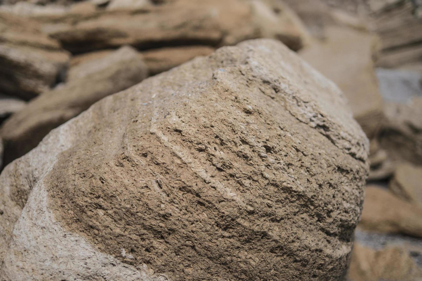 grandes rocas marinas se encuentran en la playa foto