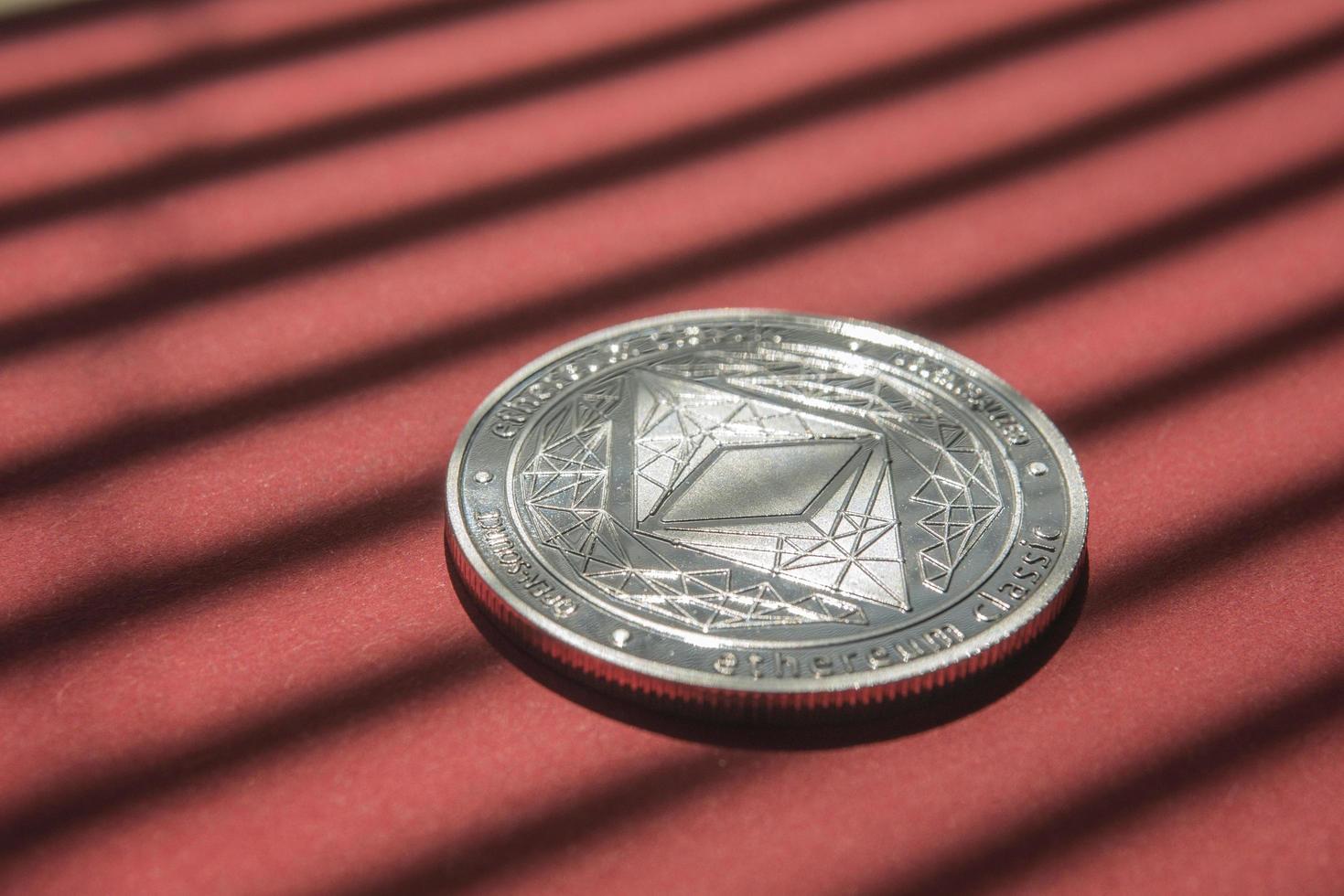 Ethereum moneda criptográfica ethereum moneda ethereum sobre fondo rojo. foto