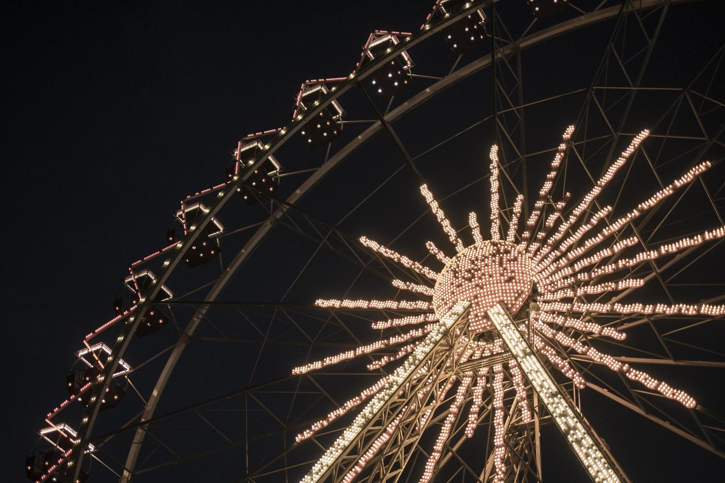 noria en un parque nocturno entretenimiento en el parque foto