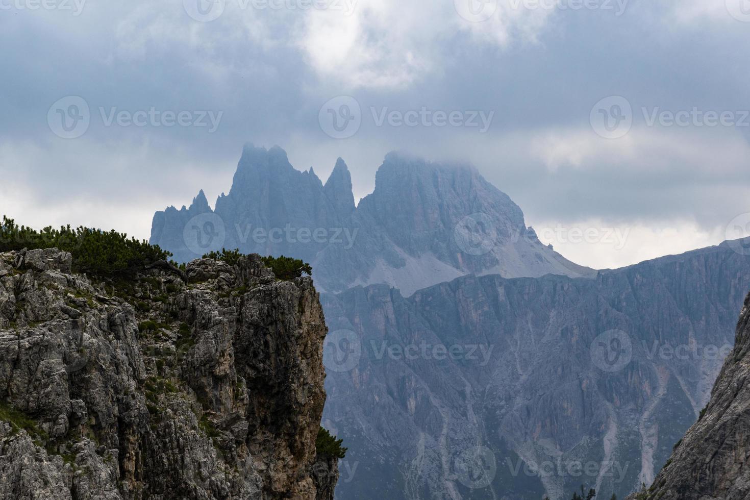 nubes en los dolomitas foto