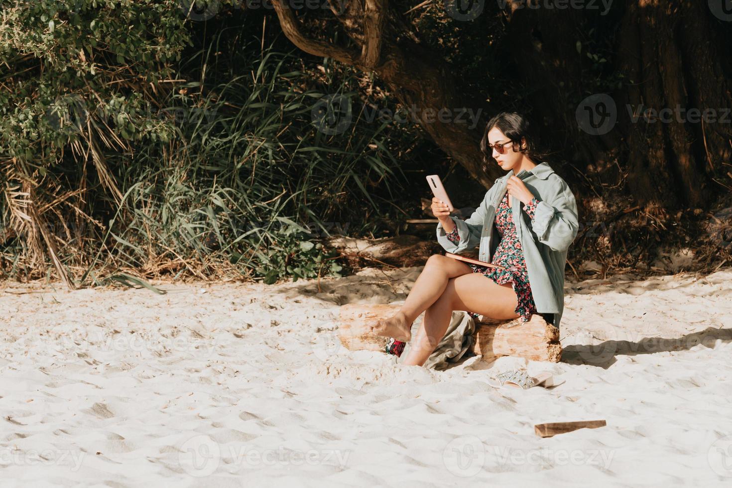 Joven mujer marroquí en ropa moderna y gafas de en la playa Foto de stock en Vecteezy