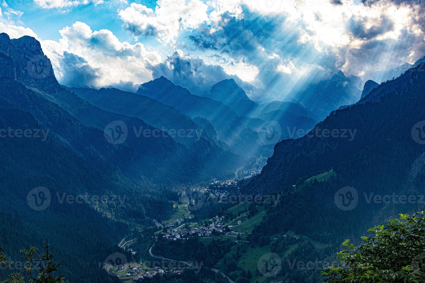 los rayos del sol iluminan el valle de alleghe foto