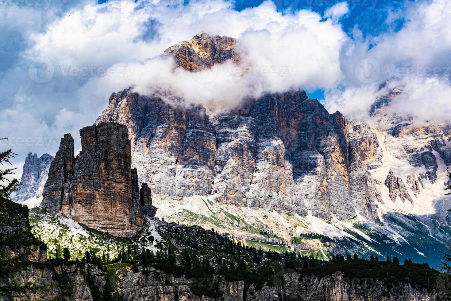 montañas dolomitas y nubes foto