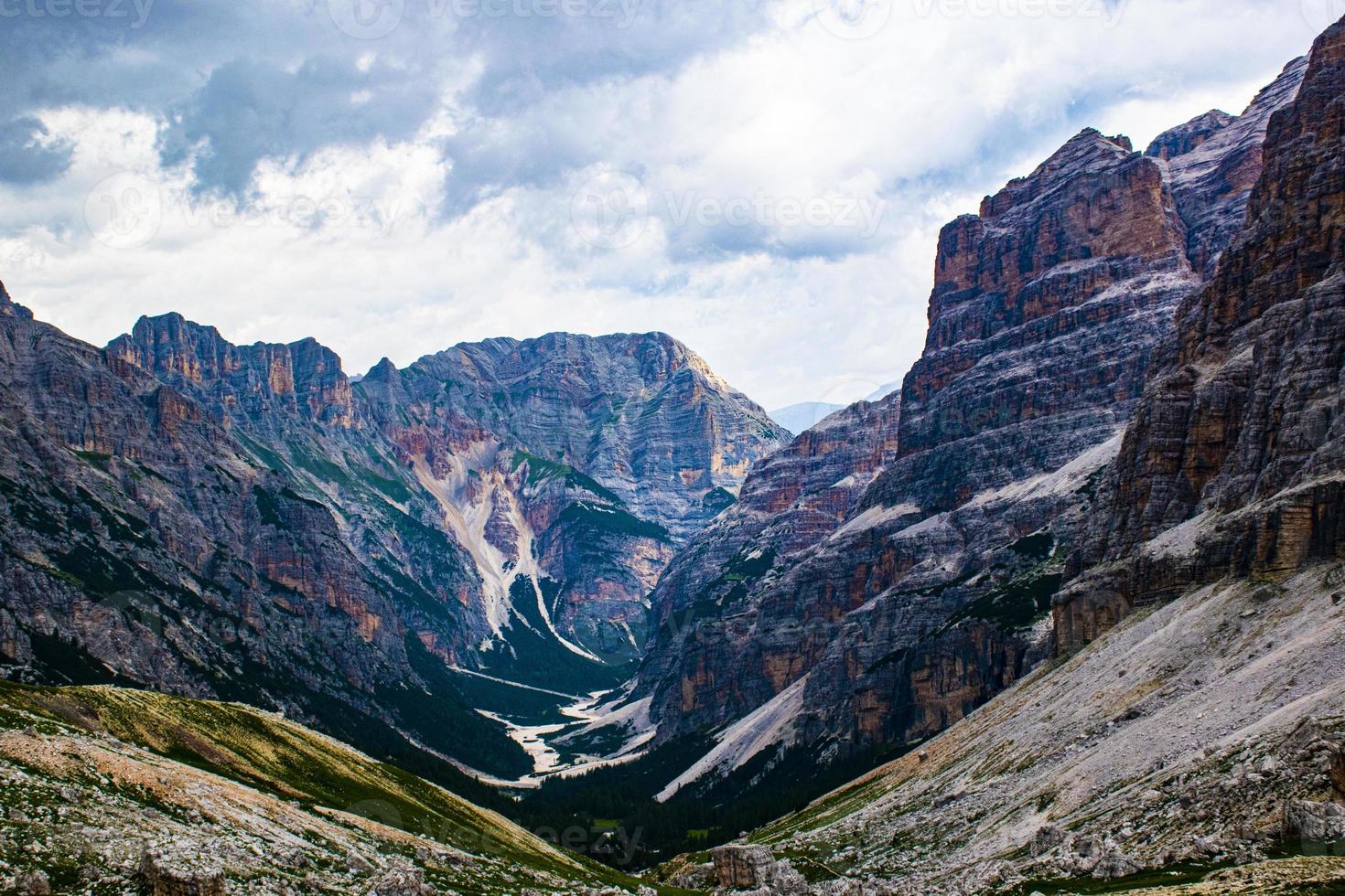 valle en las montañas dolomitas foto