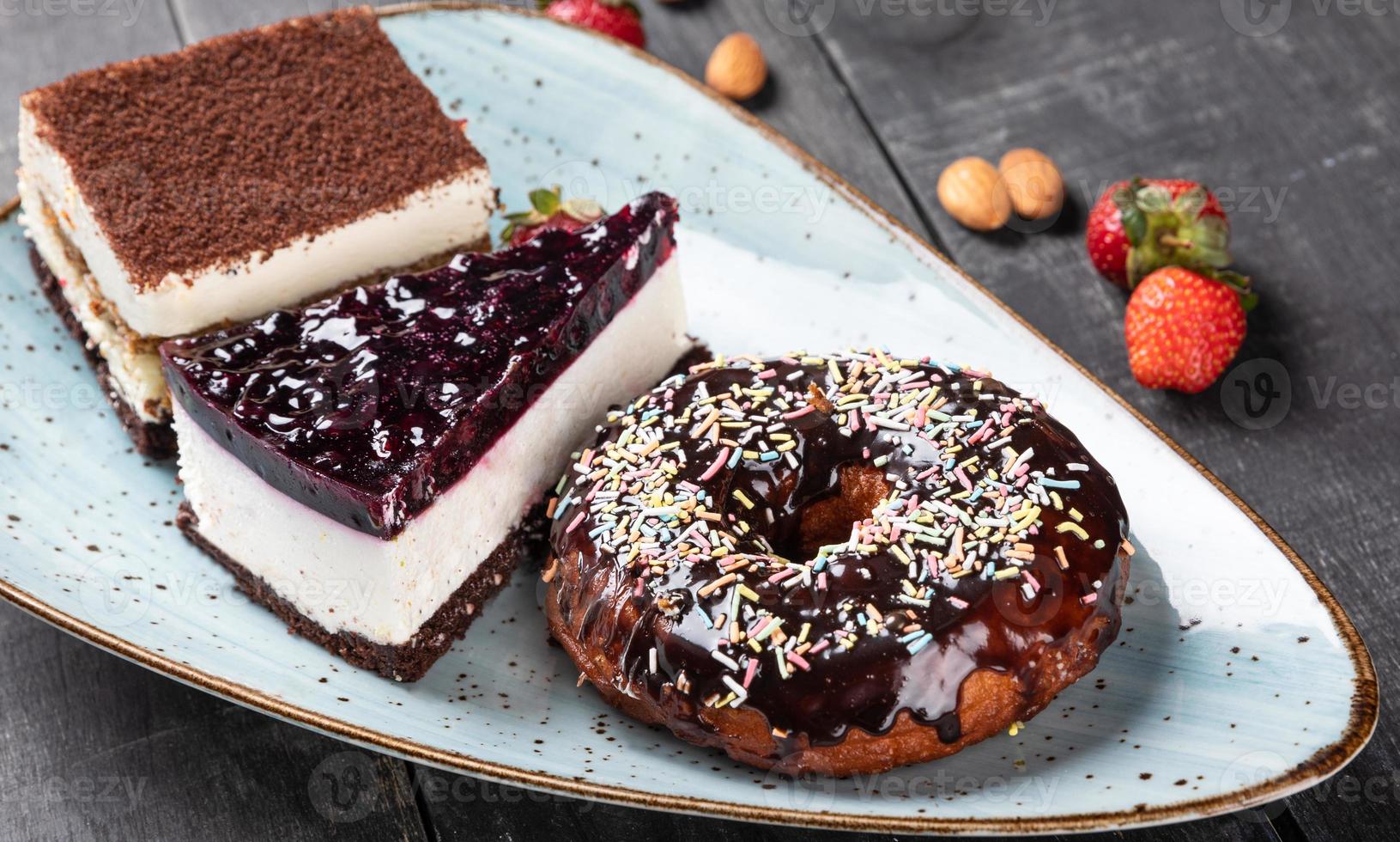 hermosa rosquilla, pastel de chocolate y tiramisú, vista superior foto