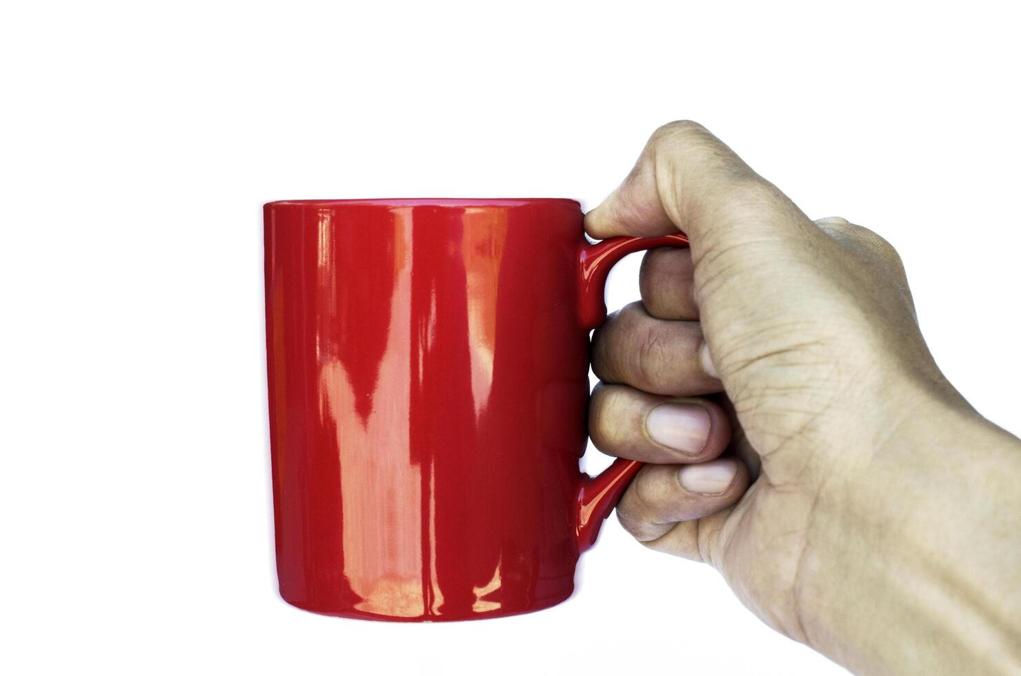 Mano derecha sosteniendo la taza de café roja sobre fondo blanco con trazado de recorte foto