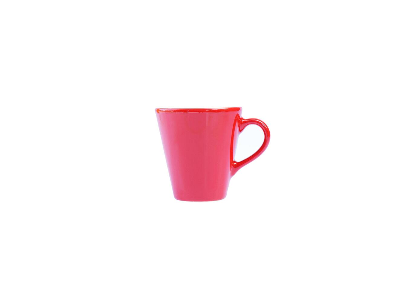 pequeña taza roja sobre fondo blanco incluye trazado de recorte foto