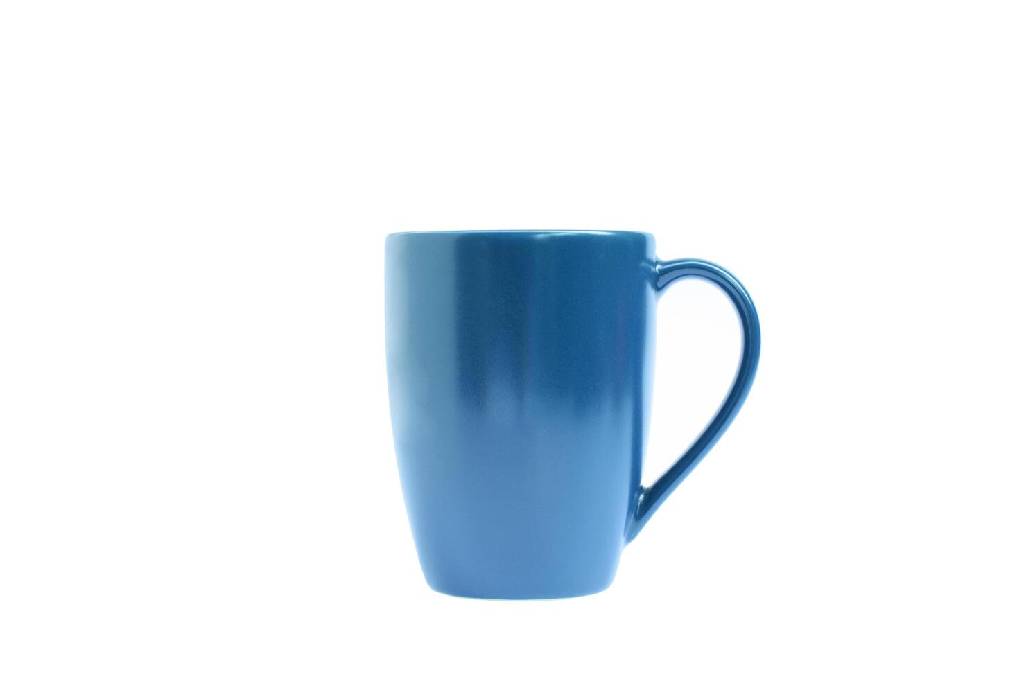 Taza de café azul sobre fondo blanco incluyen trazado de recorte foto