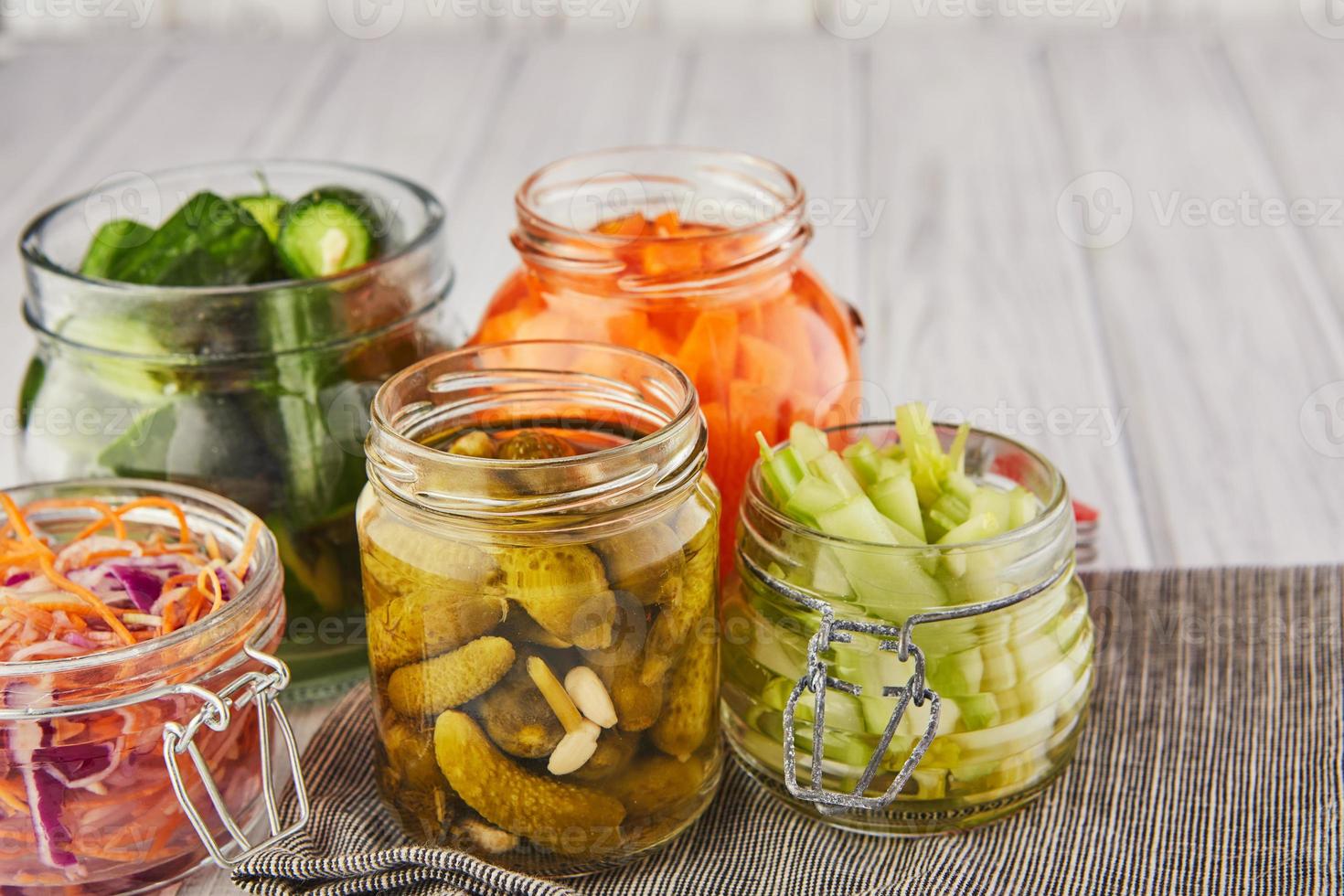 concepto de comida vegetariana conservada fermentada foto