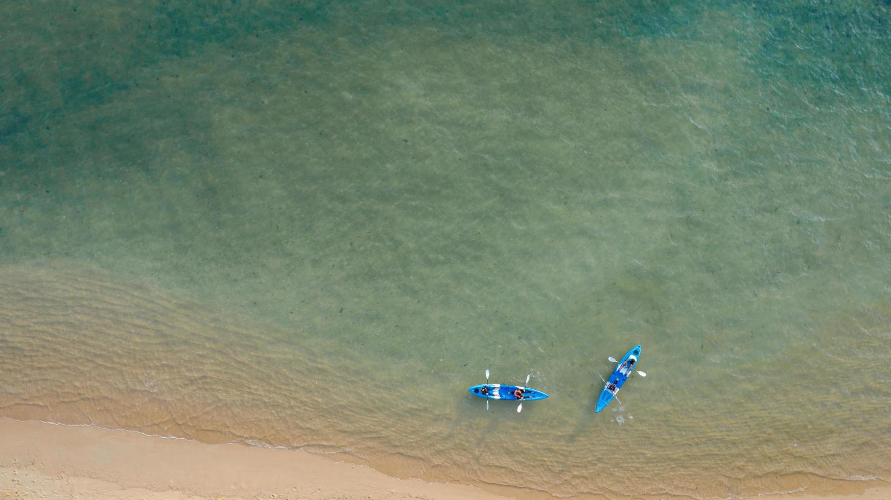 vista aérea vista al mar increíble tailandia naturaleza fondo agua y hermosa playa brillante con kayak en el océano en un día soleado foto