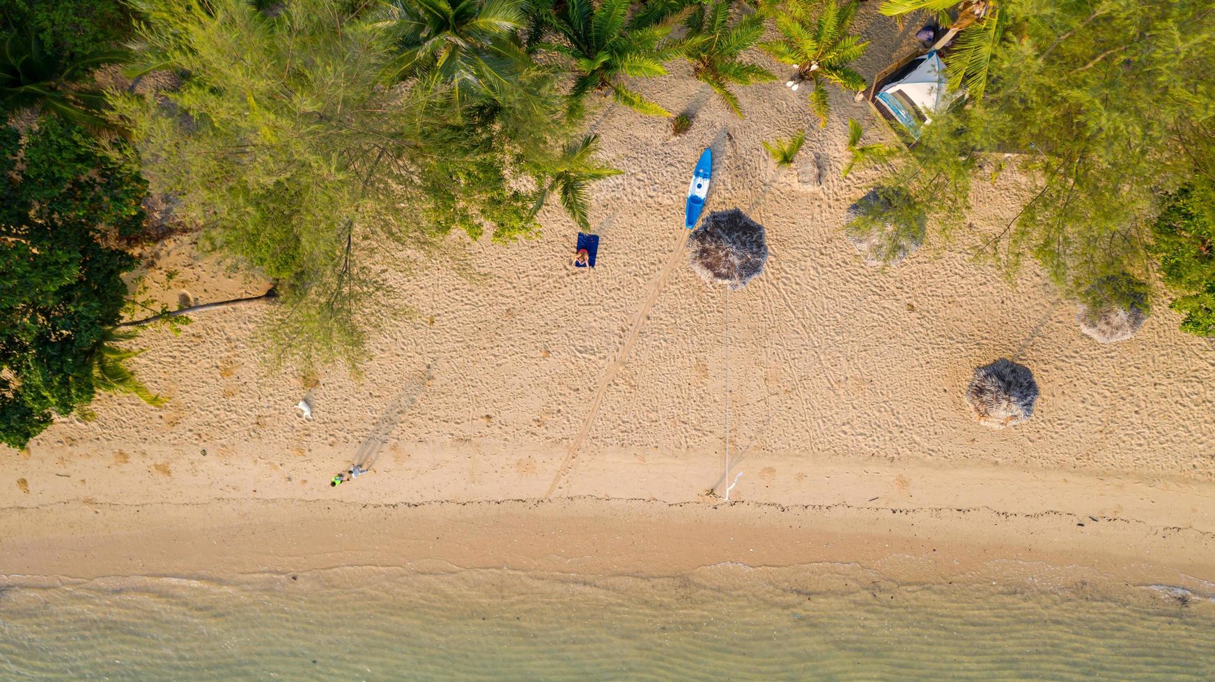 vista aérea vista al mar increíble tailandia naturaleza fondo agua y hermosa playa brillante con kayak en el océano en un día soleado foto