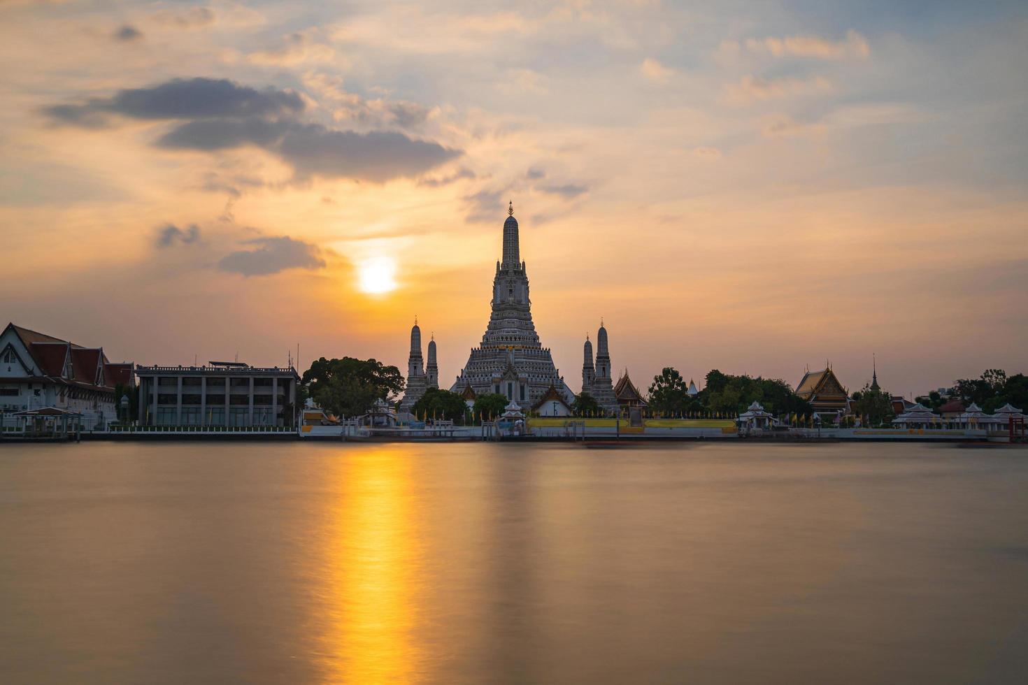 Wat arun ratchawaram ratchaworamawihan al atardecer cielo crepuscular bangkok Tailandia foto