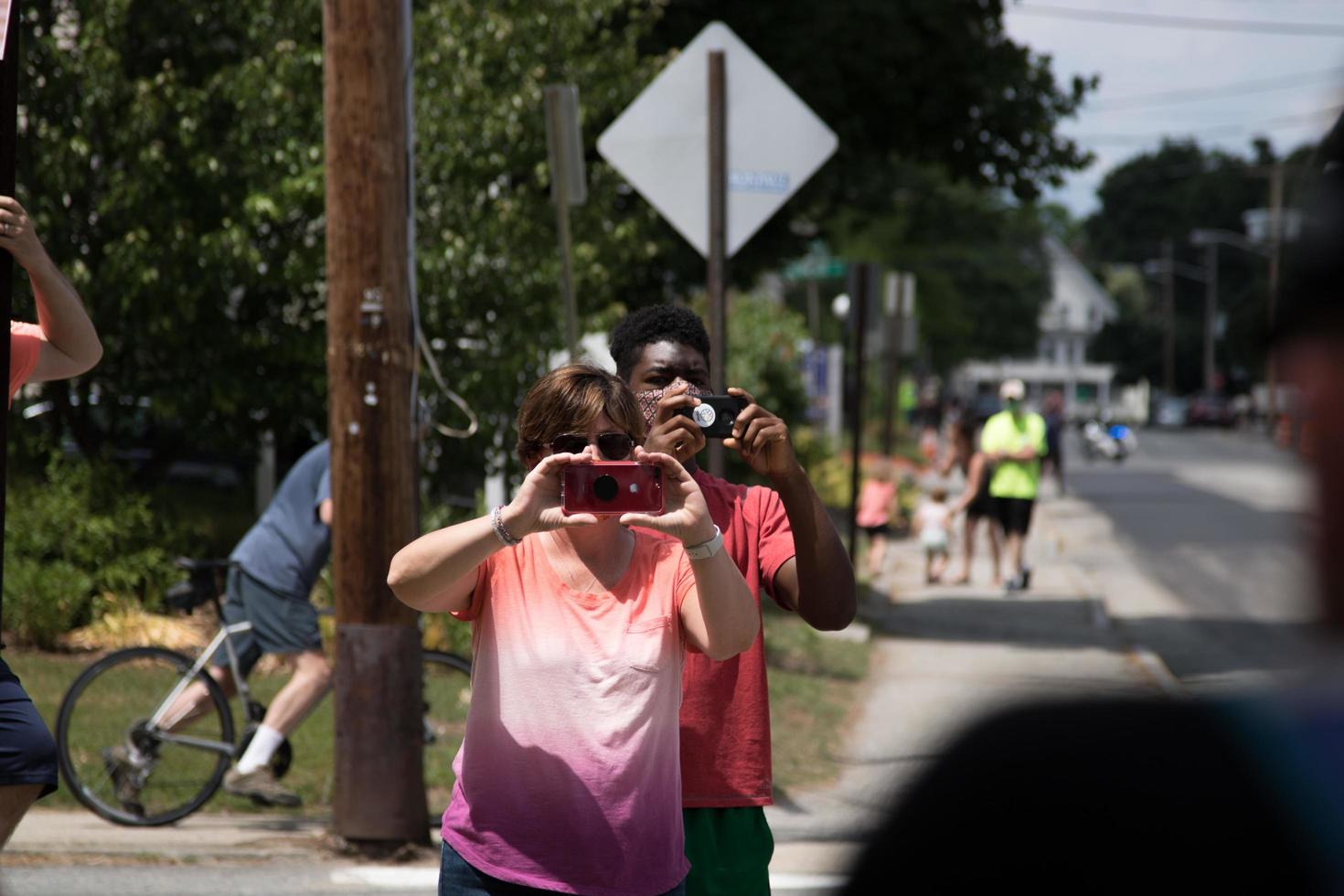 estados unidos, 2020 - manifestantes tomando fotos