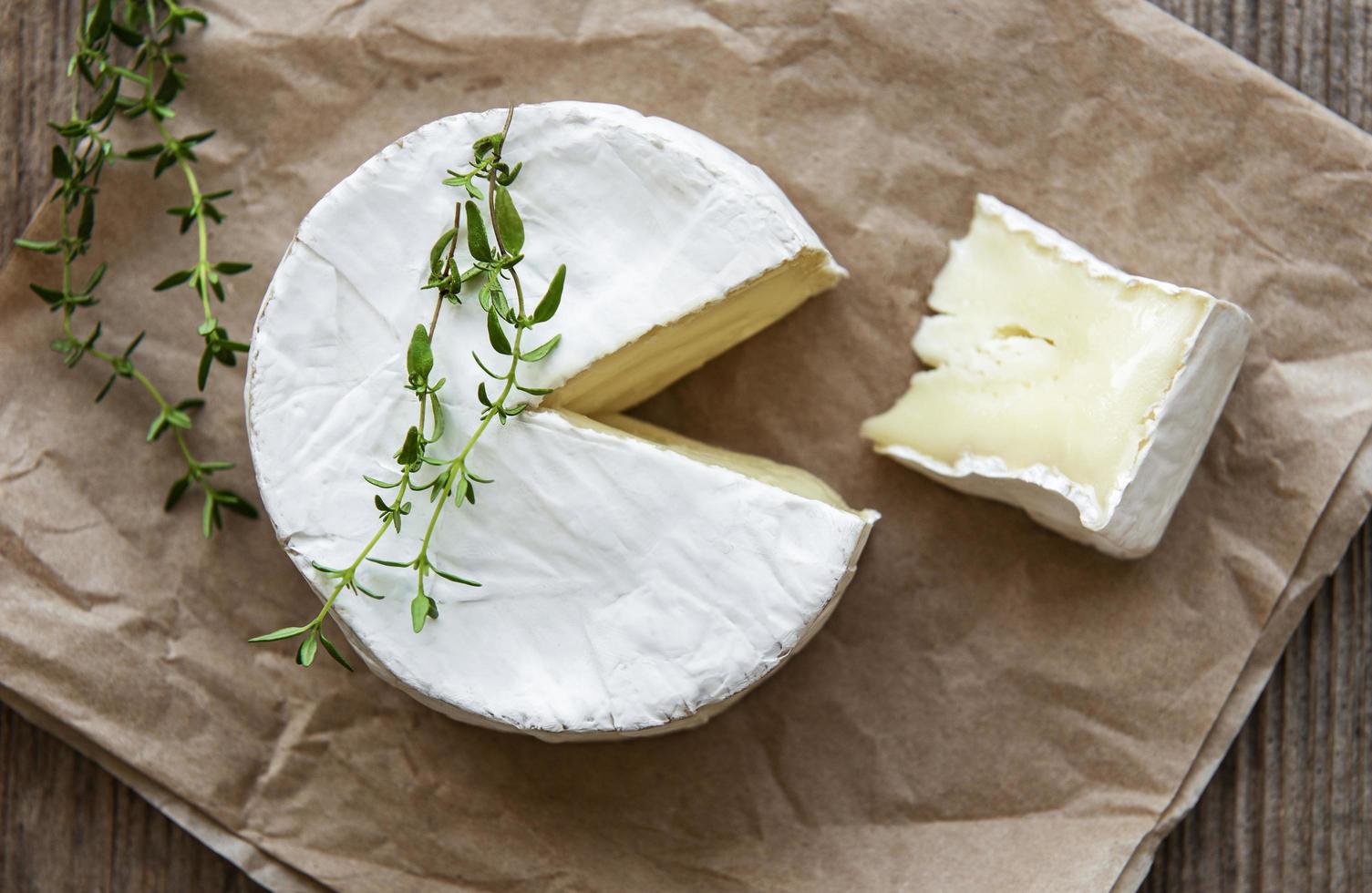 queso camembert con bocadillos foto