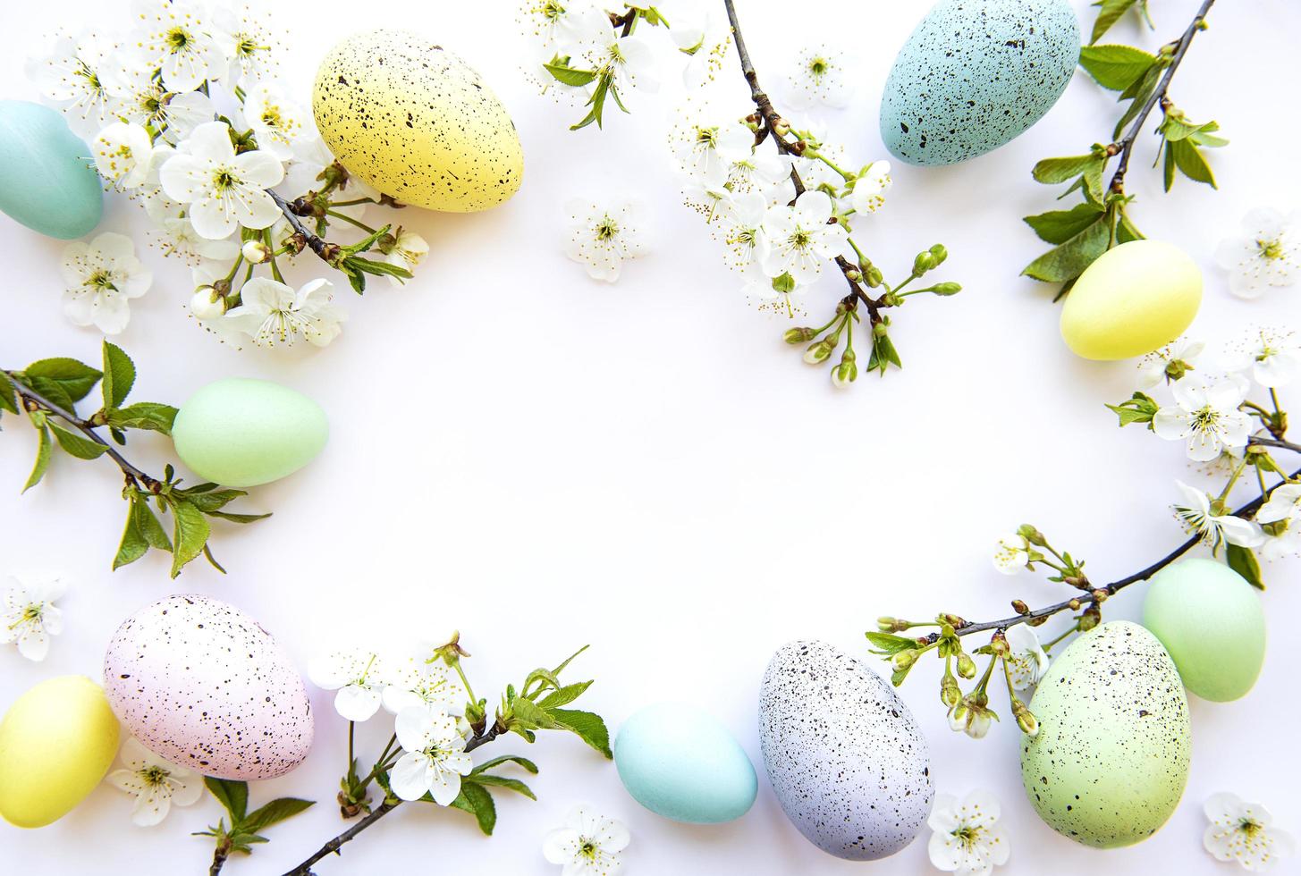coloridos huevos de pascua con flores de primavera foto
