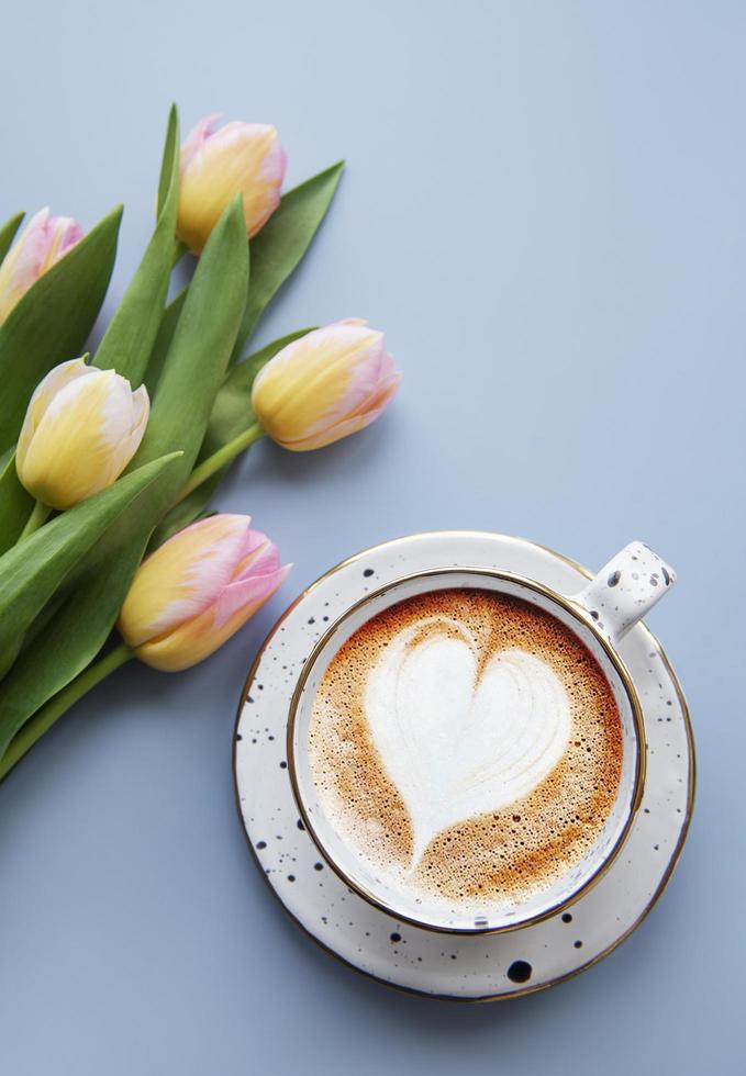 tulipanes de primavera y taza de café foto