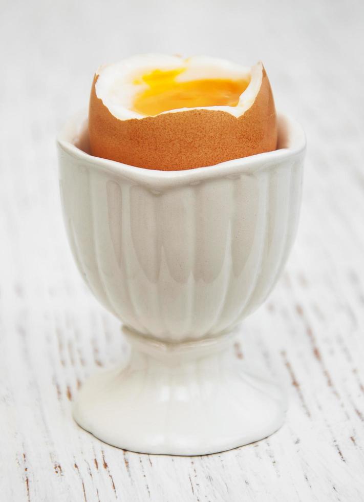 Huevo cocido para el desayuno en una mesa de madera antigua foto