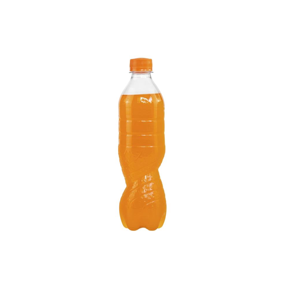 Agua con gas de color naranja en una botella de plástico aislado sobre fondo blanco. foto