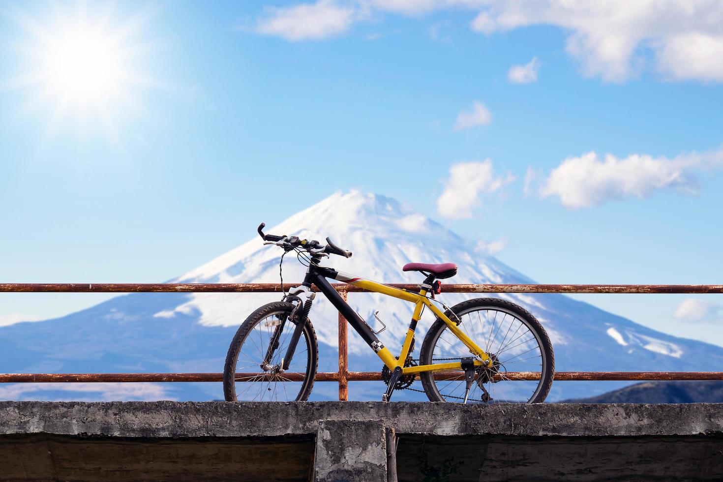 hermosa bicicleta de montaña en el puente de hormigón foto