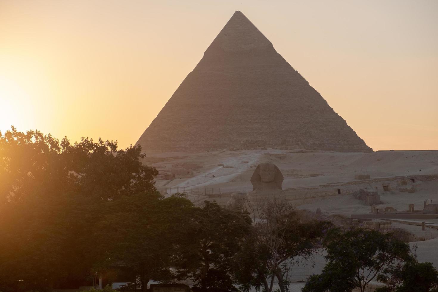 pirámide y esfinge en giza foto