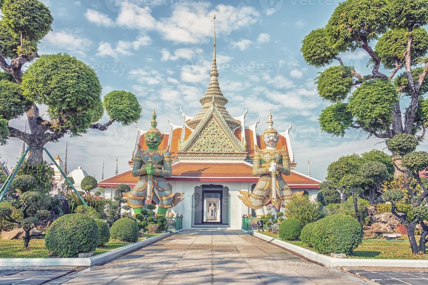 templo de wat arun en bangkok, tailandia foto