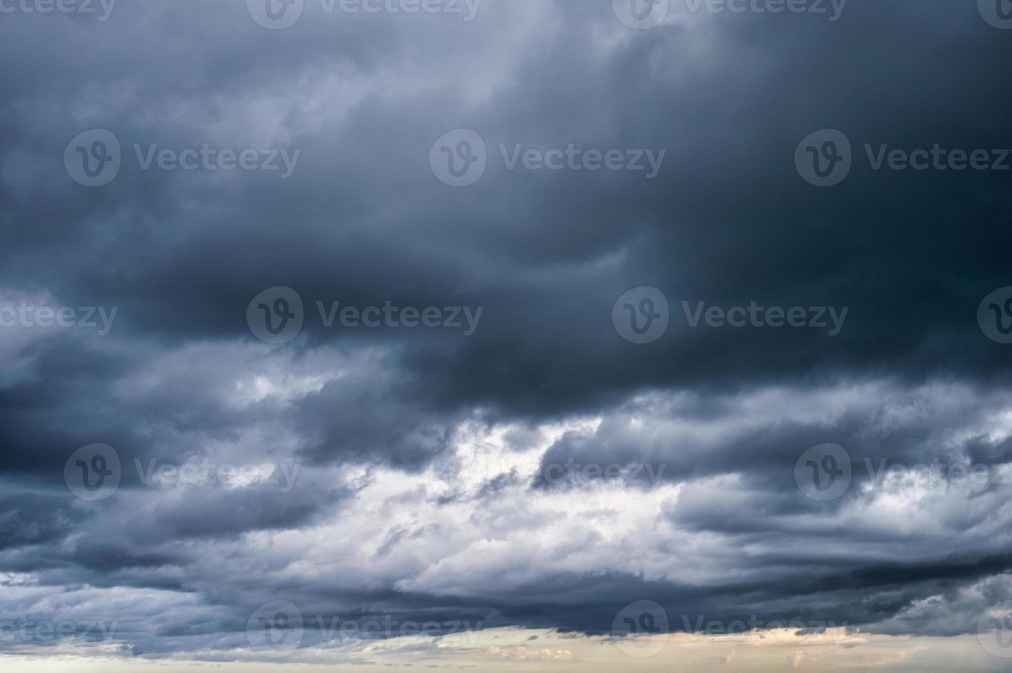 oscuro cielo dramático y nubes tormentosas foto