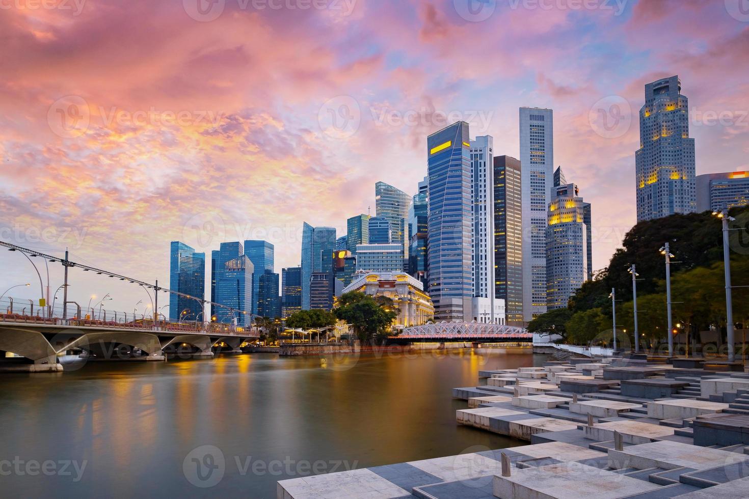 Horizonte del distrito de negocios de Singapur durante el espectáculo de láser en la noche foto