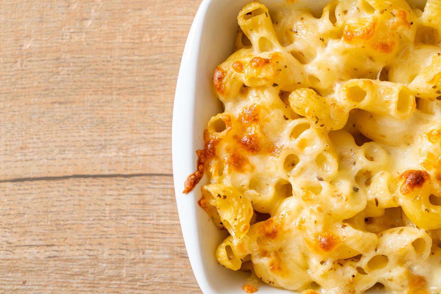 Pasta de macarrones con macarrones con queso americano en salsa de queso foto